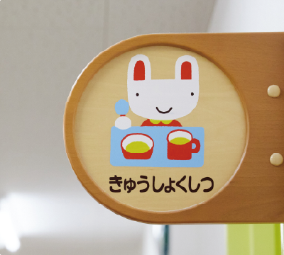 店頭や自動販売機・給食など多彩な販売チャネルで商品をご提供しています。